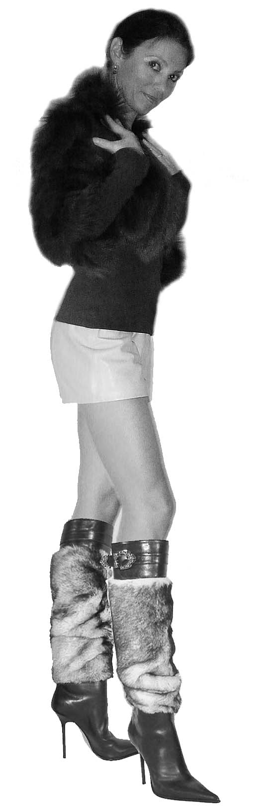 Sylvie porte un short en cuir Plein Sud Paris, un blouson de renard Plein Sud et des bottes Lorenzi