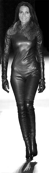 Sylvie en catwoman sophistiqu�e...