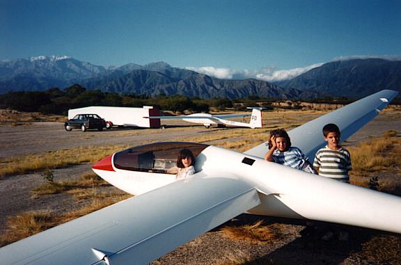 Chicos en plataforma.jpg (40082 bytes)