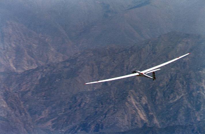 El CS entre los cerros.jpg (40069 bytes)