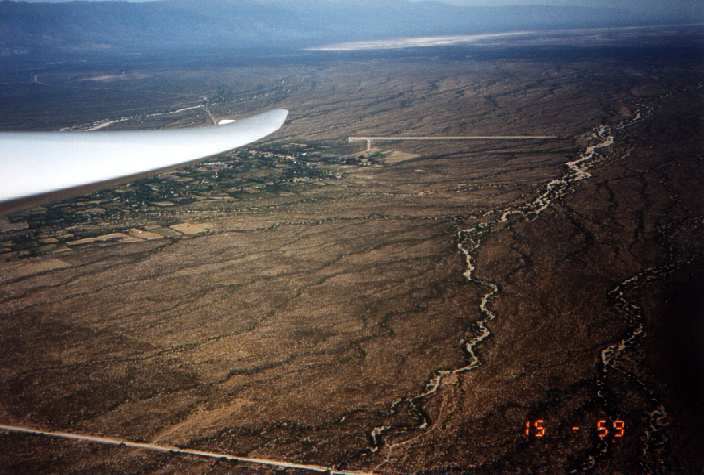 Pista en el desierto.jpg (40458 bytes)