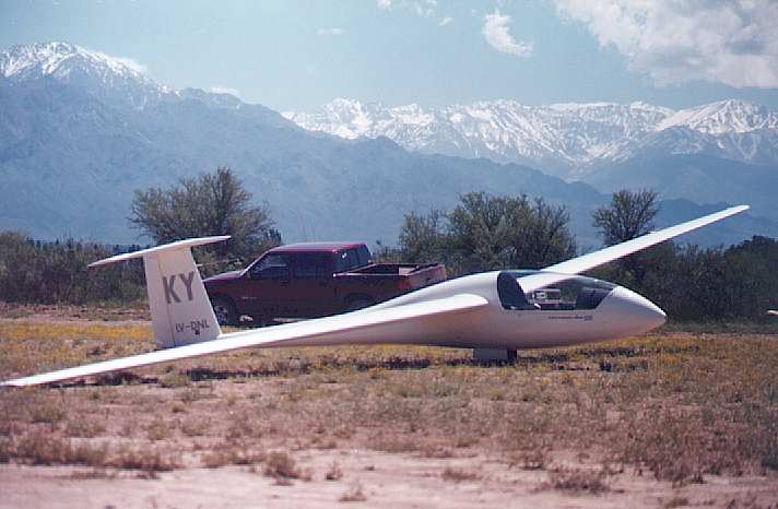 Un Cirrus en Los Andes.jpg (40182 bytes)