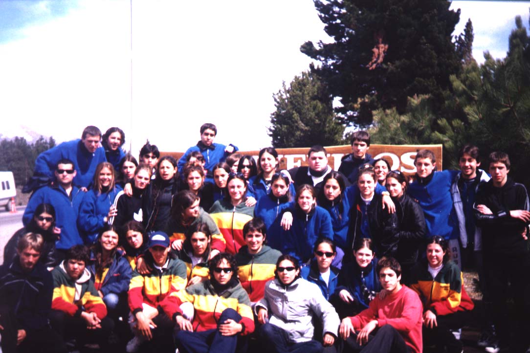 egresados1.jpg (115959 bytes)