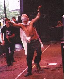 SuperChester en el concierto de Papa Roach.
