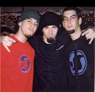 Mike y Rob con em...ese wey!! de Papa Roach