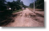 Jalan berlumpur kala hujan, berabu kala terik
