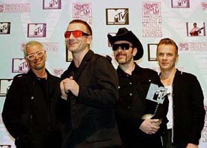 ...se guardate bene tra le foto alle loro spalle ci sono anch'io !