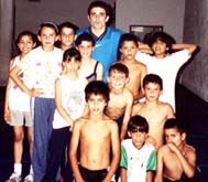 El futuro de la Lucha Cordobesa. Nenes y nenas con el entrenador de Boca.