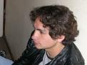 Es casi como un hermano, solo aparece para pedir plata