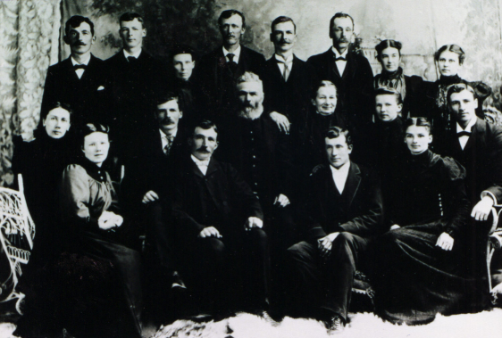 PHOTO OF WELSH FAMILY CIRCA 1900