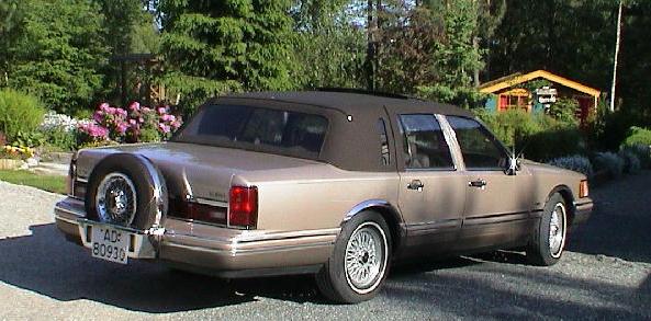 1993 Lincoln Town Car rear view