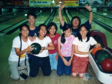 The 2 wearing dark blue shirt behind; from left Lynda and Michelle... The front row from left; me, Esther, Louise, Lydia and Lynnwei