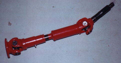 Antriebswelle mit neuen Kreuzgelenken, gerichtet und lackiert.