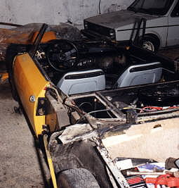 Frontscheibenrahmen, Targa-B�gel und ein Gro�teil der Karosserie sind bereits demontiert