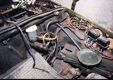 Blick unter die vordere Haube links