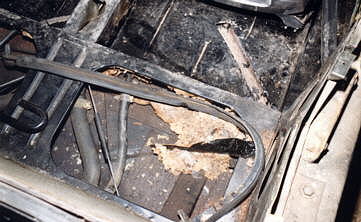 M�use-Nest unter der Notsitzbank