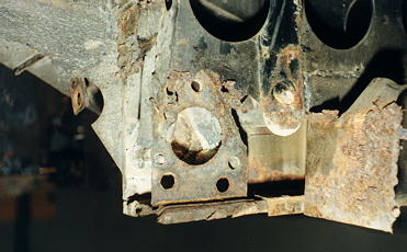 Aufnahme des Hilfrahmens am hinteren Schwellerende rechts