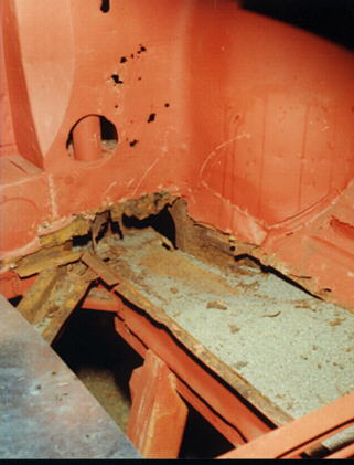 Was von der A-S�ule links unter dem Fu�raum �brig war und was der Sandsturm hinterlassen hatte