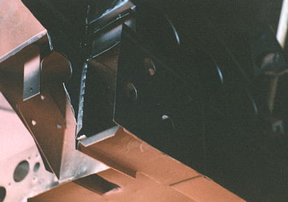 Das hintere Ende des linken Schweller (Hilfsrahmen-Aufnahme) nach Reparatur und Teillackierung