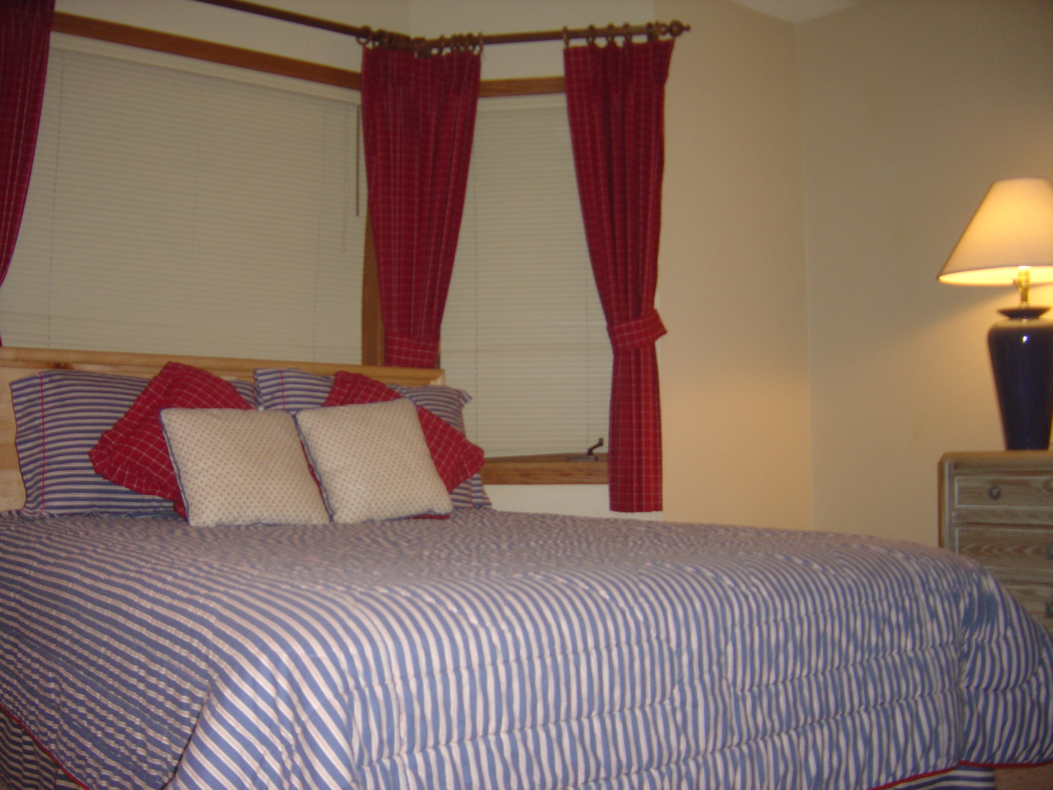 Guest Bedroom - Queen and Twin Bunk Beds
