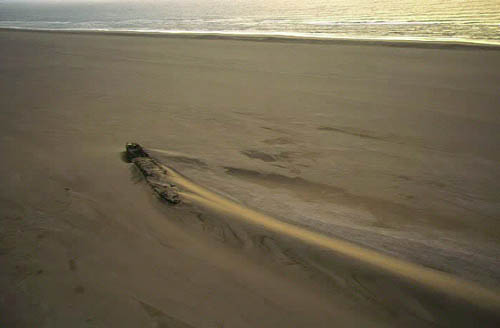 Bateau &eacute;chou&eacute; sur la plage: le Frameto