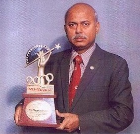 Magician Subash with the VISMAYAM2000 Trophy