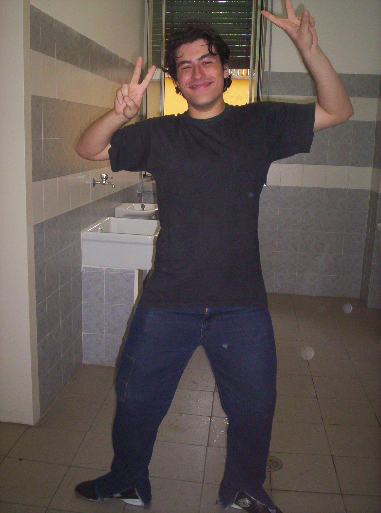 Gigi mentre fa il coglione come sempre