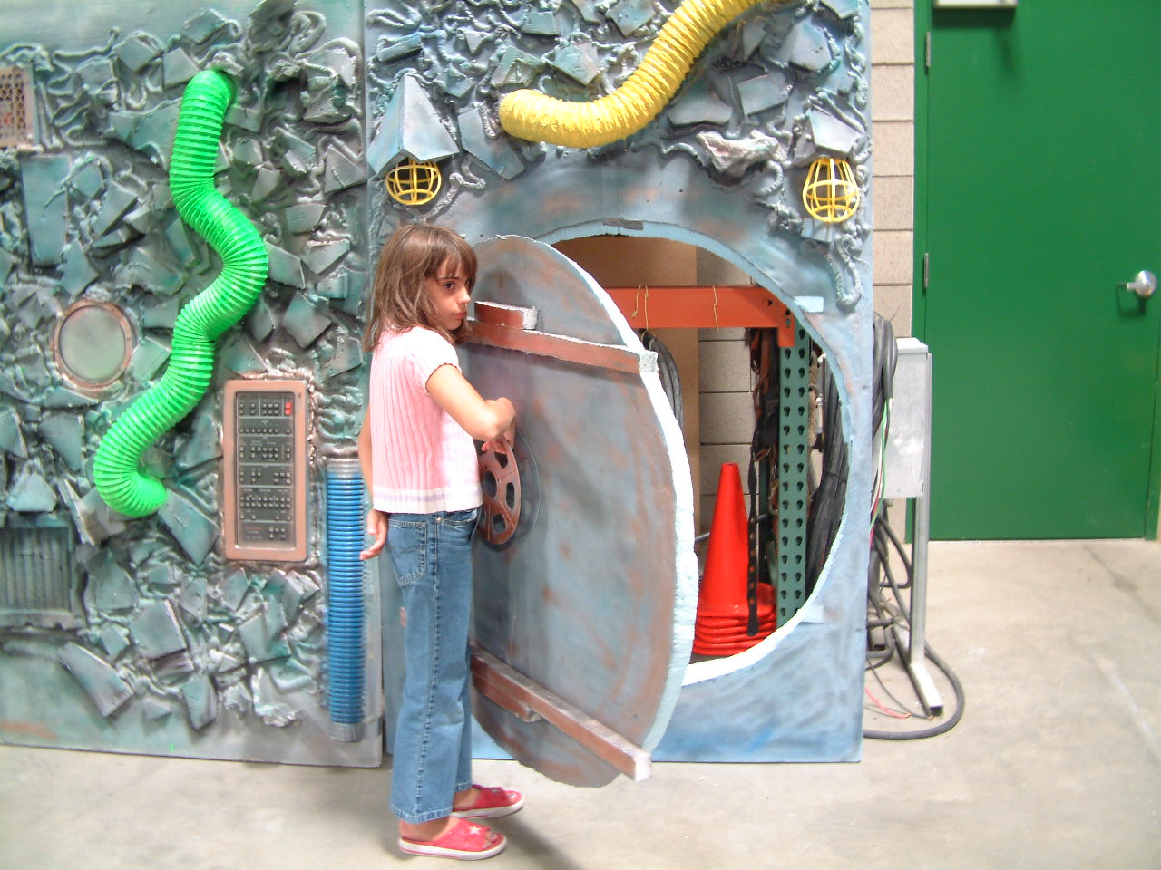 Scale with open door. OOh! classsy!