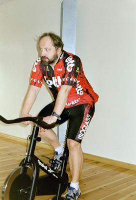 Manfred auf einem Spinning Bike
