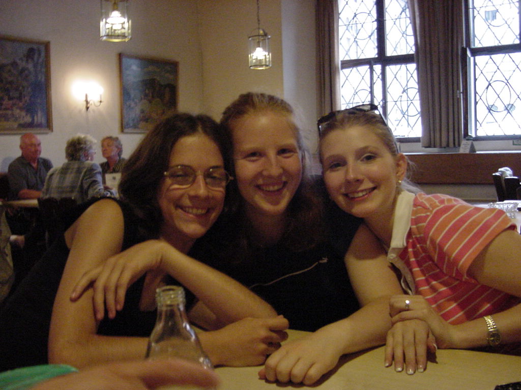 Elena (in the middle), her cousin and I also enjoy a great lunch.
