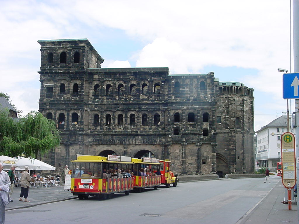 The gate on the east side of the city. Built in the early hundreds by the Romans. The gate is named Porta Niagra.