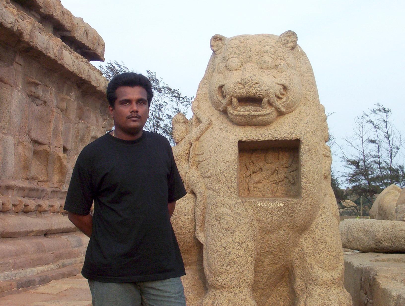  Mr. Vinod in front of a Lion-sculpture. 