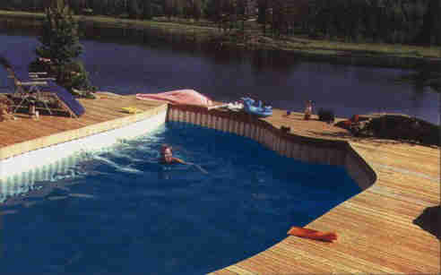 pool2.jpg (34143 bytes)