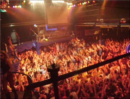 bigcrowd.jpg - 37810 Bytes