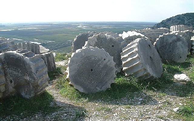  ... and assorted column pieces, & view of valley below 