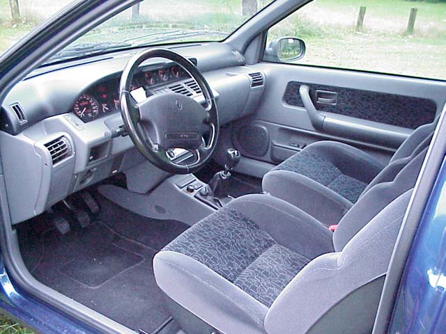 Renault Clio 16V Inside
