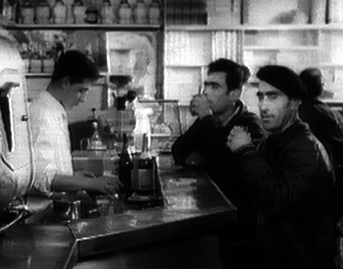 Portuali che bevono il ponce nel film 