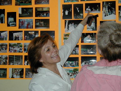 Mónica showing Margy the photos