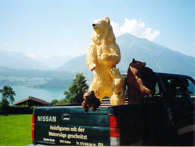 Met motorzaag gesculptuurde beer