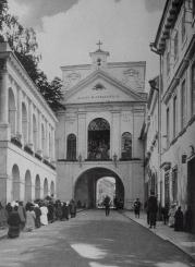 People praying before the gate, early 20th century