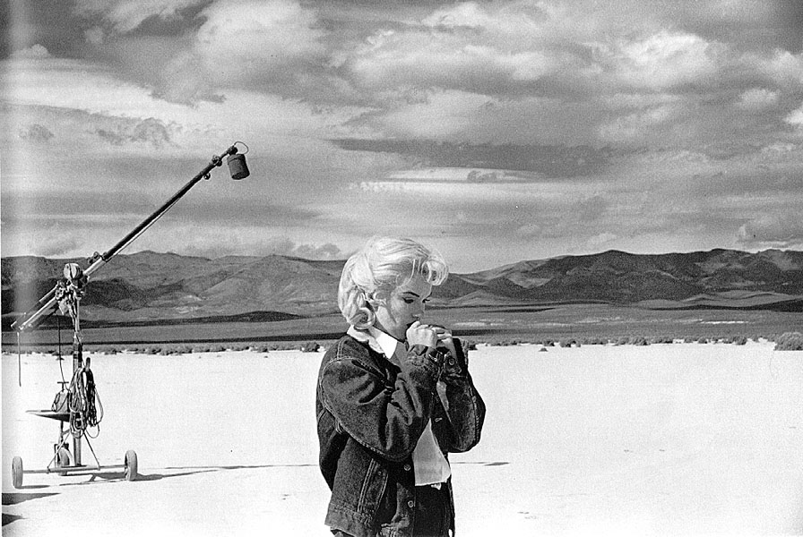 Marilyn as Roslyn Taber on location while filming The Misfits