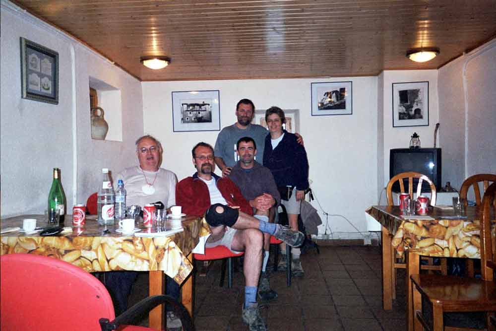 Con Juan, Pascual, Amaya y Santi en el bar del Albergue de Ruesta