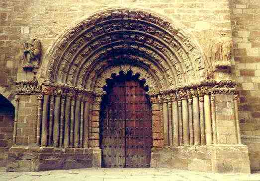 Portada de la Iglesia de Santiago-Puente la Reina