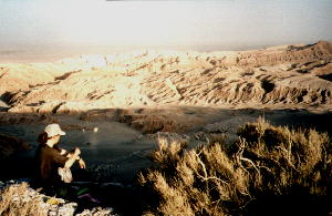 Steinewerfen im Valle de la Luna