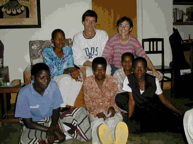 Rehema, Flora, Levina (2do a�o), Beatriz y Lillian con "pap�" Pepe y "mam�" Ana en casa.
