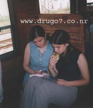 Ivana i Ana sa jabukom!