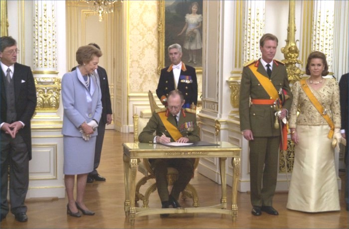 Grand Duke Jean signs the abdication-act