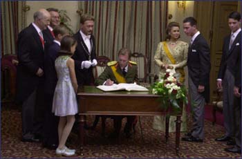 Grand Duke Henri signs