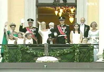 the couple with Marius, their parents and the brideschilderen