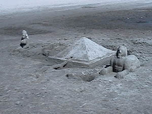 Pyramide en sable sur la plage d'Oka, Qu&eacute;bec